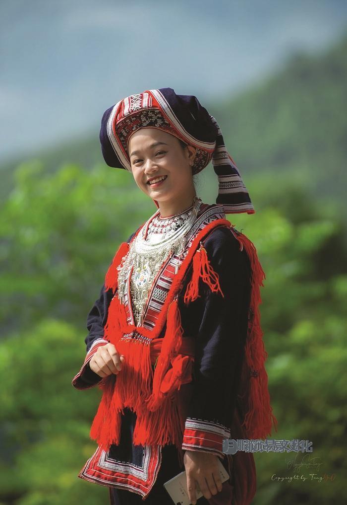 红道服饰的精致之美。 照片：Báo Dân Tộc