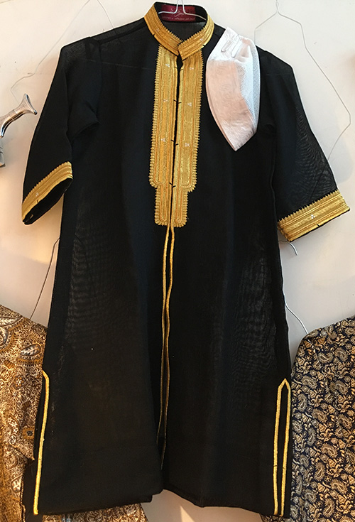 男孩的传统 bisht 服装