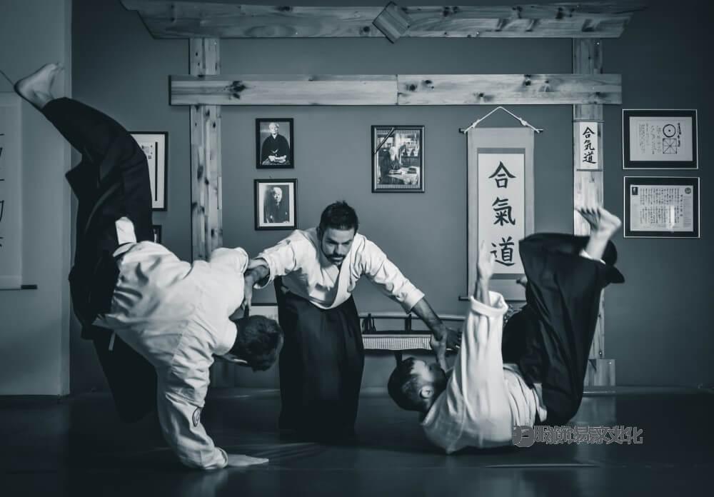 做合气道动作的男人