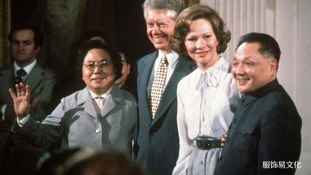1979年1月,邓小平访问美国,穿着中山装与美国总统卡特会面。
