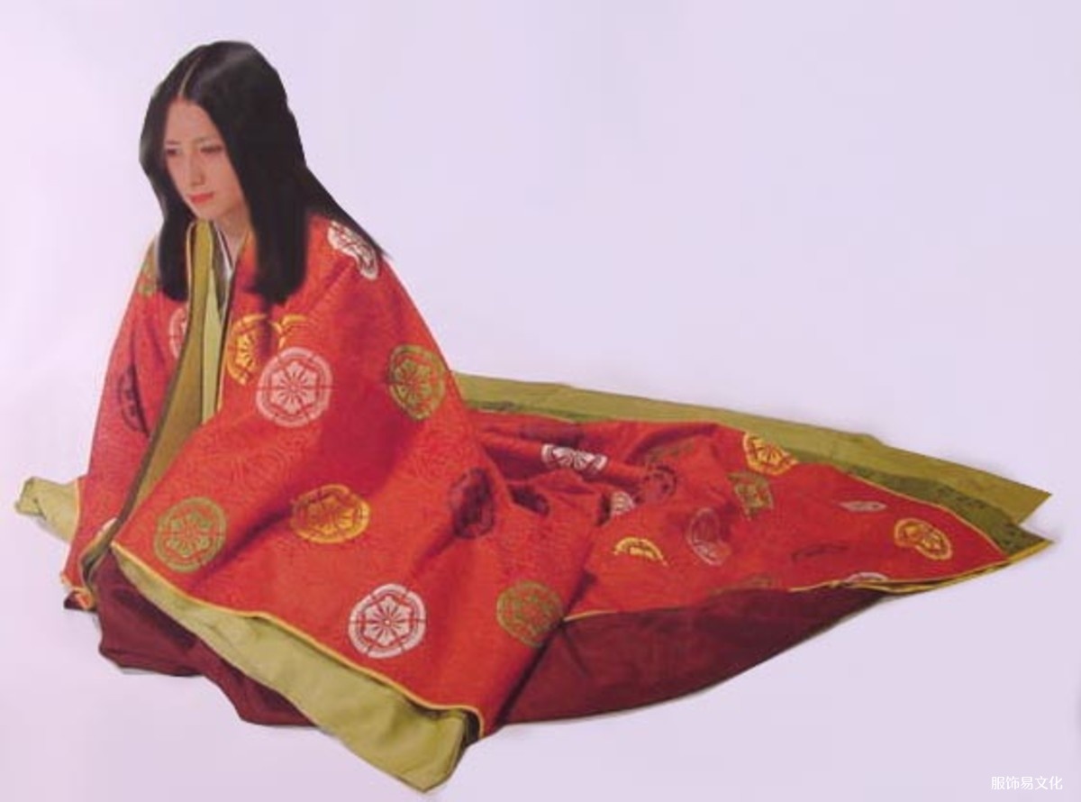武士女士的礼服。 武士阶层的女士虽然不是传统贵族，但她们受过良好的教育，对宫廷礼仪有着深入的了解。