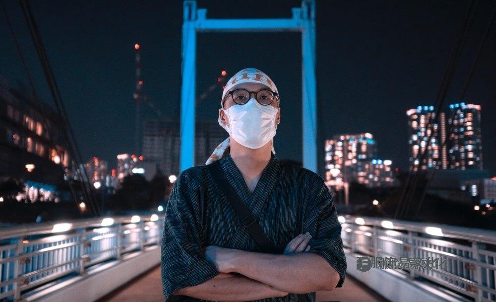 晚上穿锦杯的男人