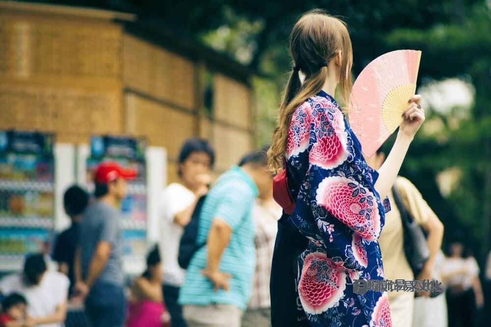 穿着五颜六色浴衣的女人