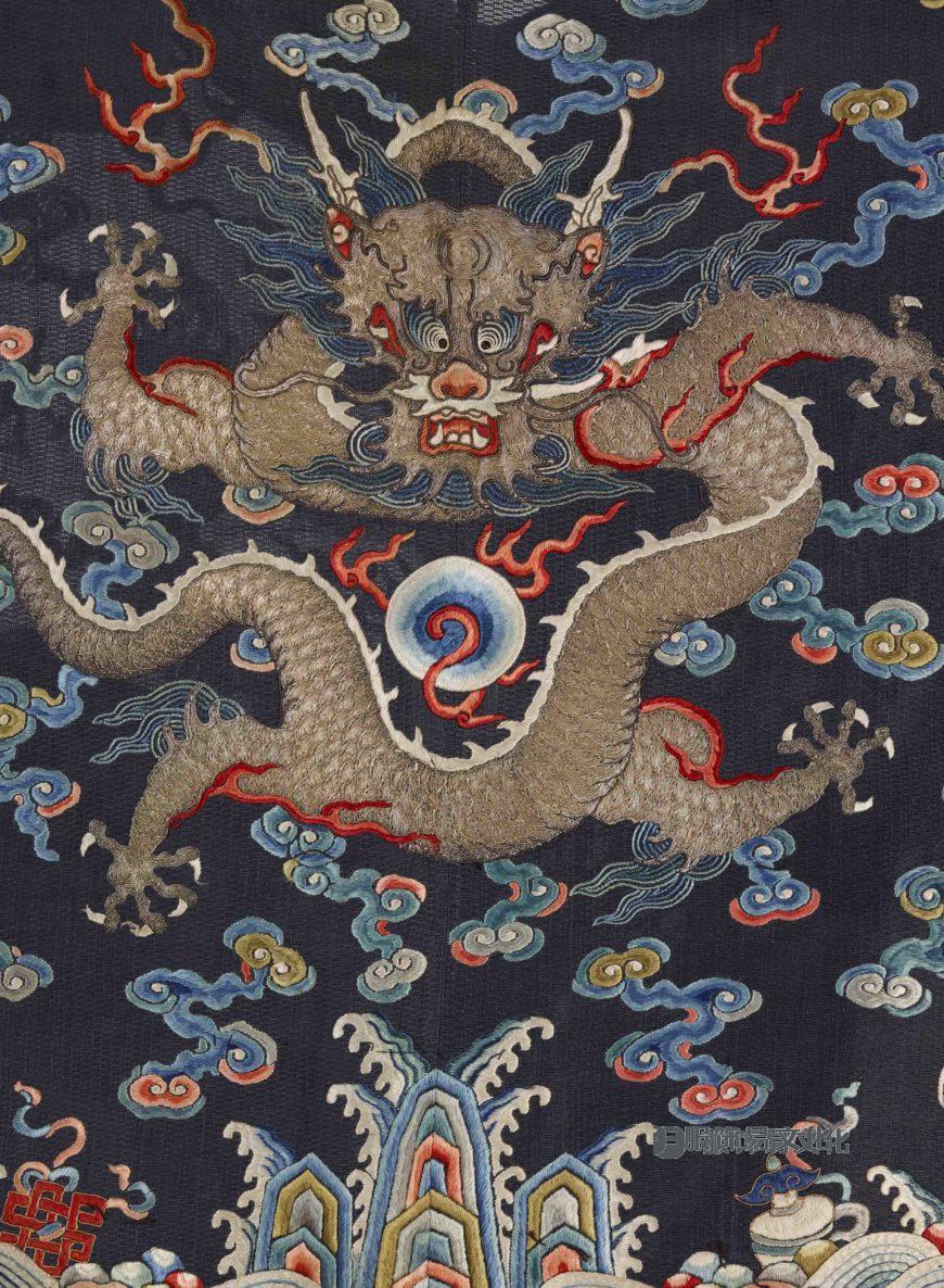 清代，高级王子的夏季朝服。 1820-1875 年，丝绸和金属包线刺绣的丝绸纱布，中国，141 x 170.2 厘米（华盛顿特区史密森学会弗里尔艺术画廊：雪莉·Z·约翰逊的礼物，F2015.7）