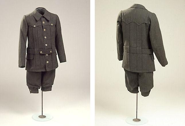 深色羊毛西装搭配短裤和夹克。 为男孩寻找狩猎服装,大约。 1915年