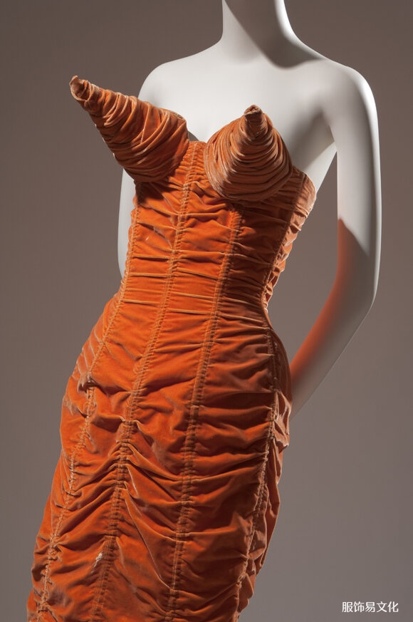 Jean Paul Gaultier 的橙色天鹅绒锥形文胸,1984 年